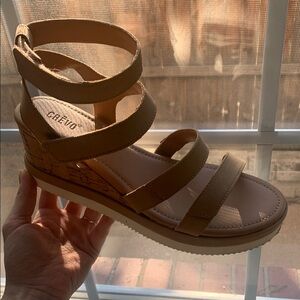 Crevo Women Tan Leather Sandals Comfortable Strappy Size 9